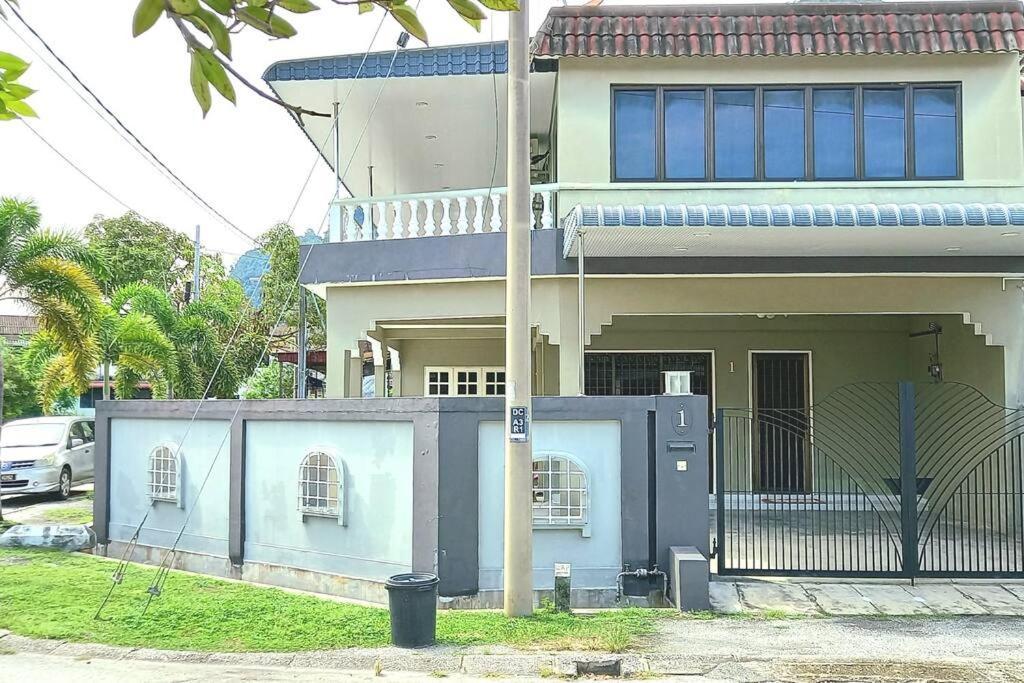 Rumah percutian Spacious End-lot House, 3 Parkings @ipoh, Tambun
