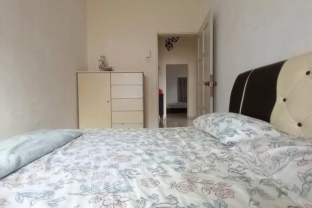 Spacious End-lot House, 3 Parkings @ipoh, Tambun Rumah percutian *