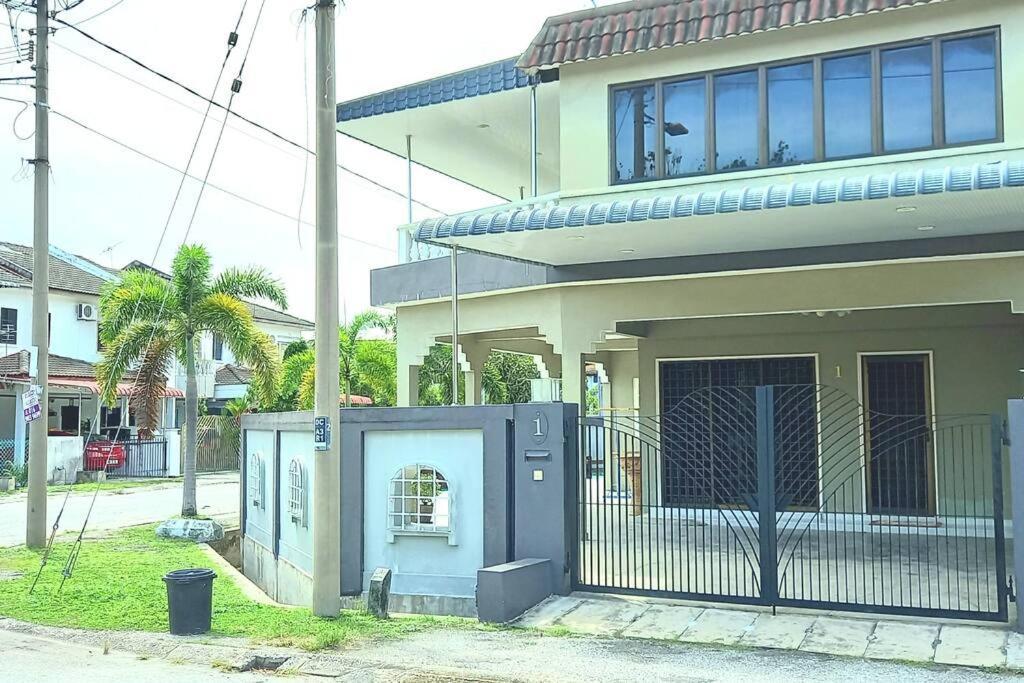 Spacious End-lot House, 3 Parkings @ipoh, Tambun Rumah percutian Ipoh