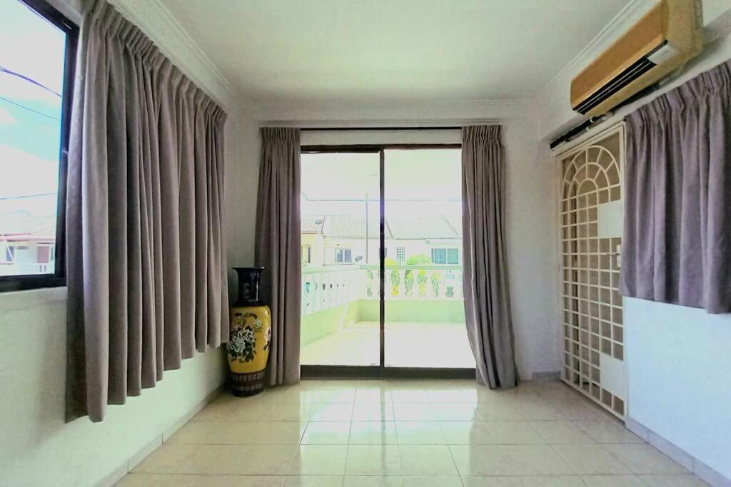 Rumah percutian Spacious End-lot House, 3 Parkings @ipoh, Tambun Ipoh