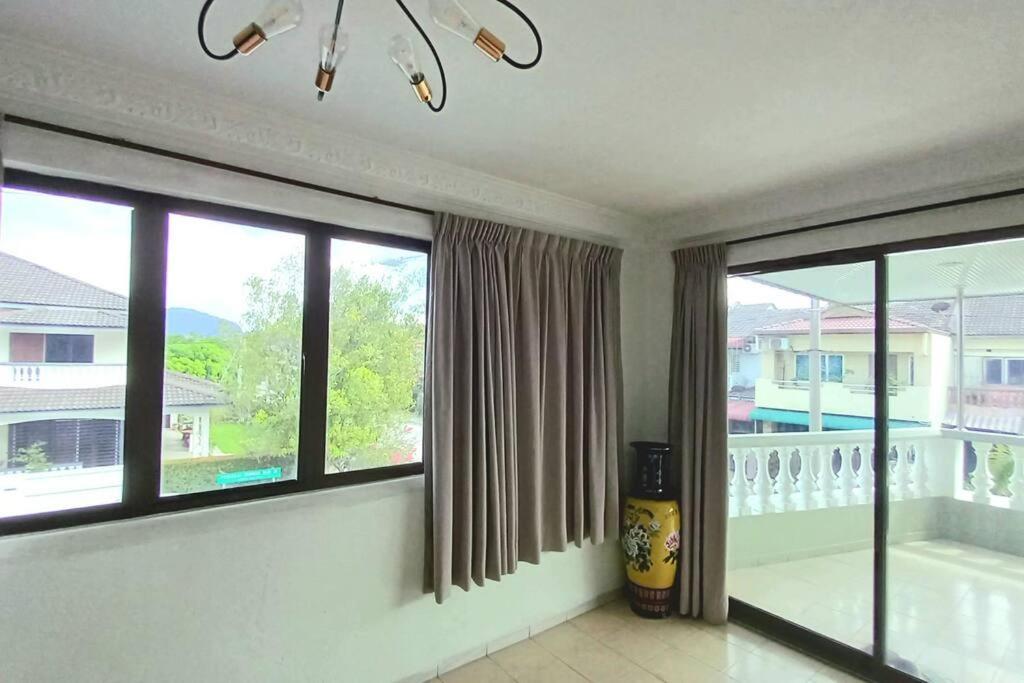 Spacious End-lot House, 3 Parkings @ipoh, Tambun Rumah percutian