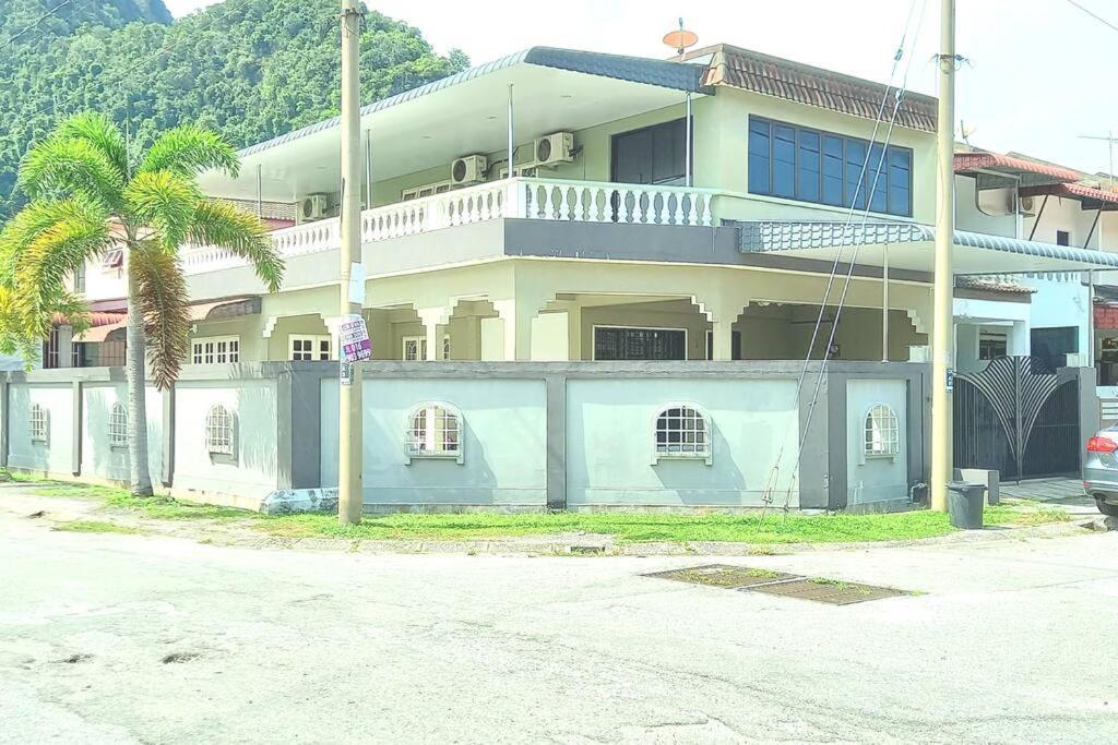 Spacious End-lot House, 3 Parkings @ipoh, Tambun Rumah percutian
